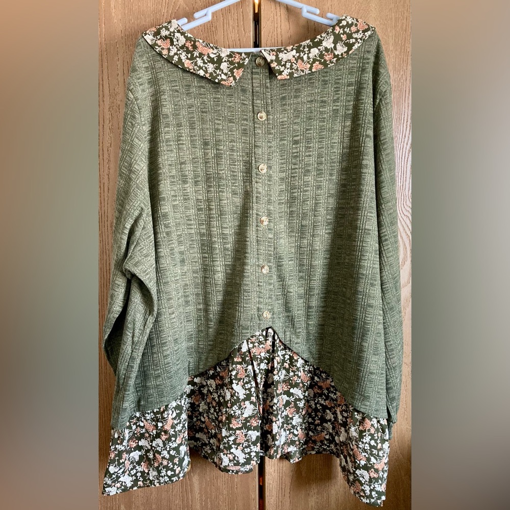 Green Long Sleeve Top with Floral Collar - Picture 2 of 3